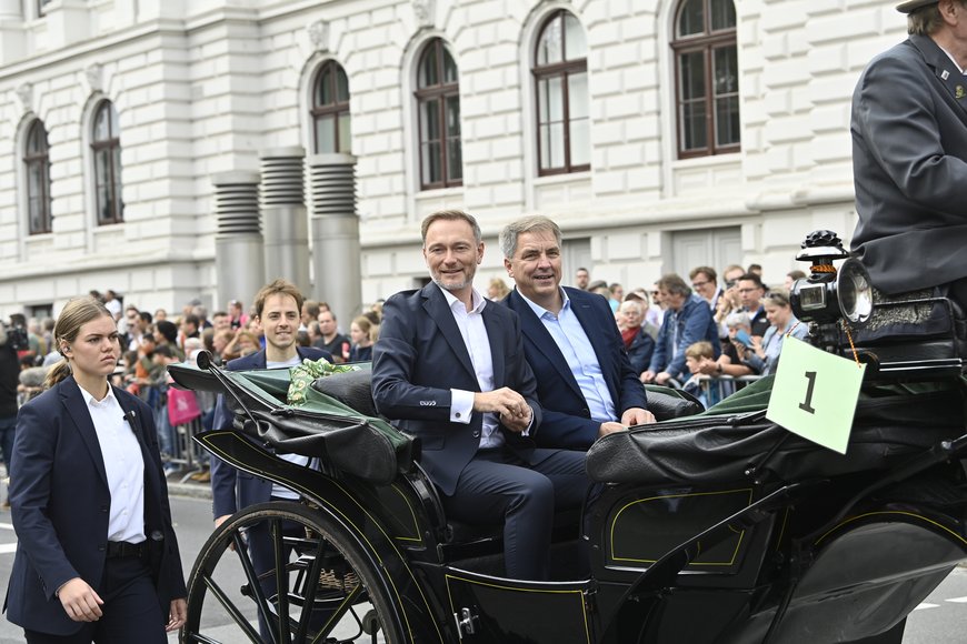 Christian Lindner und Jürgen Krogmann in der Oldenburg-Kutsche. Foto: Sascha Stüber