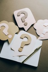 Fragezeichen auf Papier. Foto: Leeloo The First/Pexels