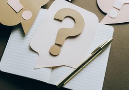 Fragezeichen auf Papier. Foto: Leeloo The First/Pexels