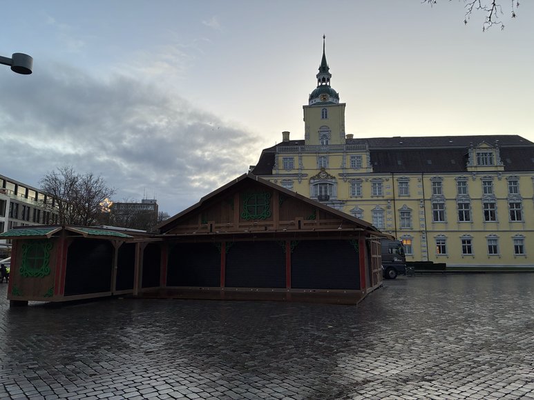 Stadt Oldenburg Der Aufbau des Lamberti-Marktes auf dem Schloßplatz am 17. November 2025. Foto: Stadt Oldenburg