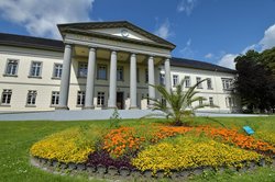 Sommerbuntes Beet vor dem Peter-Friedrich-Ludwig-Hospital. Foto: Hans-Jürgen Zietz
