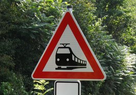 Schilder an einem Bahnübergang. Foto: REK/Pixelio