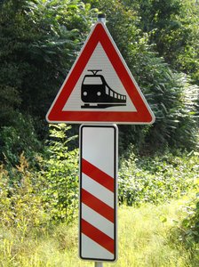 Schilder an einem Bahnübergang. Foto: REK/Pixelio