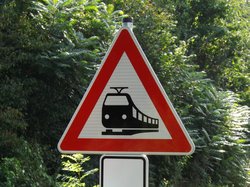 Schilder an einem Bahnübergang. Foto: REK/Pixelio