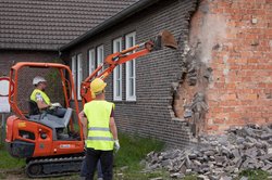 Bagger löst die Ziegel beim Abbruch eines Gebäudes. Foto: Dagmar Pasch