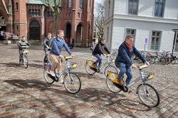 Vertreter von Stadt, Bremer Tageszeitungen AG und VWG drehten eine Runde mit den OLi-Bikes. Foto: Michael Heckel/Agentur SPORTPLATZ