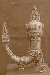 Das Oldenburger Wunderhorn, um 1400; wird seit 1824 als Teil des dänischen Kronschatzes im Schloss Rosenborg/Kopenhagen aufbewahrt. Symbol des Oldenburger Grafenhauses. Quelle Stadtmuseum
