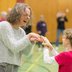 Vorschau: Eine Frau tanzt ausgelassen mit einem Mädchen. Foto: Jörg Sarbach