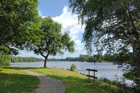 Ein Blick auf den Tweelbäker See bei bestem Wetter: Hier führt auch die Radtour durch Drielake: Unbekanntes Oldenburg vom inForum vorbei. Foto: Ursula Gött