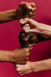 Gestapelte Hände. Foto: Rocketmann Team/pexels.