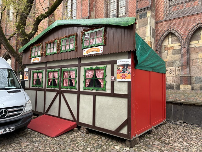 Stadt Oldenburg Das Zelt für Märchenstunden und Kasper-Theater beim Aufbau auf dem Lamberti-Markt am 17. November 2025. Foto: Stadt Oldenburg