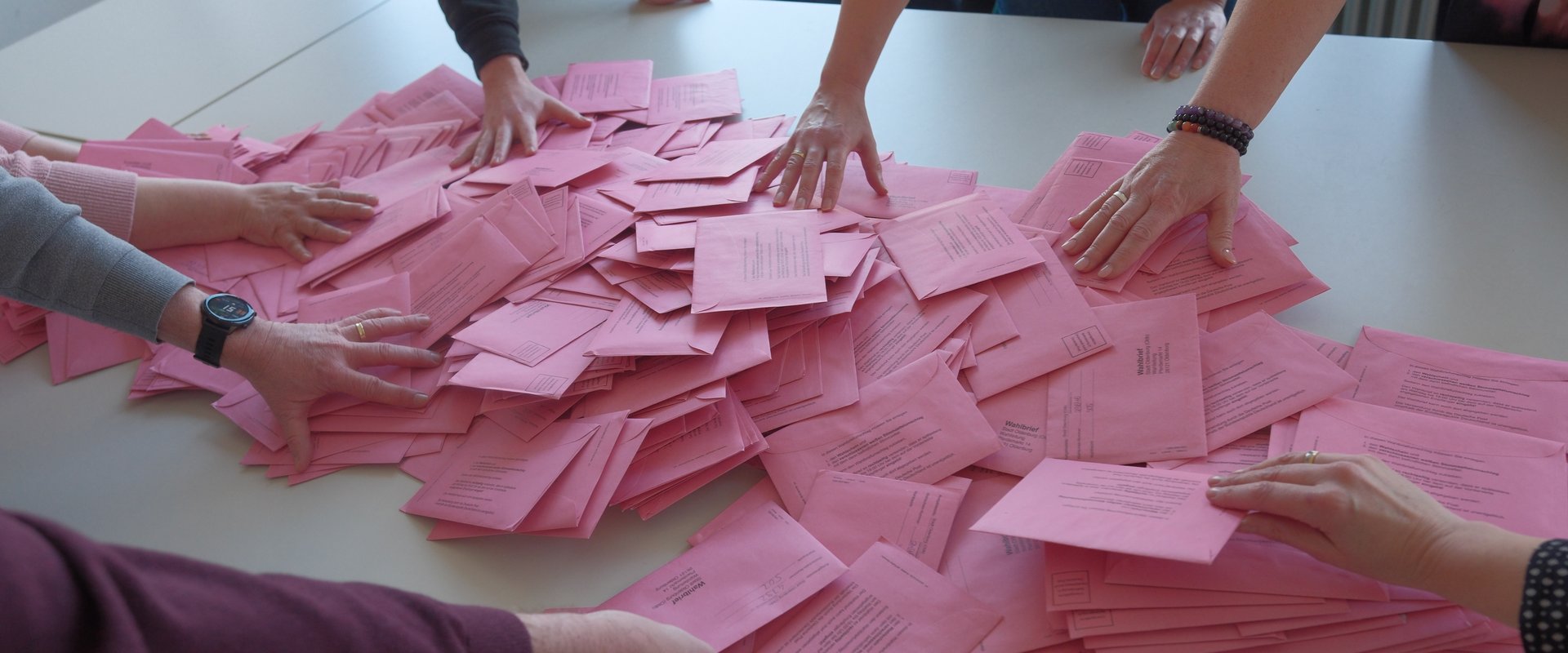 Stimmzettel der Bundestagswahl 2025 liegen auf einem Tisch und werden ausgezählt. Foto: Sascha Stüber
