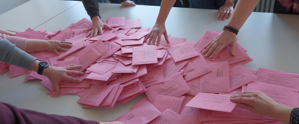 Stimmzettel der Bundestagswahl 2025 liegen auf einem Tisch und werden ausgezählt. Foto: Sascha Stüber