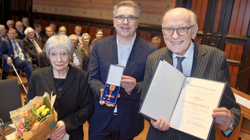 Dr. Gerd Pommer (rechts) nahm im Beisein seiner Ehefrau (links) und seiner Gäste das Bundesverdienstkreuz von Oberbürgermeister Jürgen Krogmann (Mitte) entgegen. Foto: Sascha Stüber