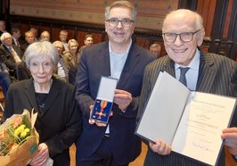 Dr. Gerd Pommer (rechts) nahm im Beisein seiner Ehefrau (links) und seiner Gäste das Bundesverdienstkreuz von Oberbürgermeister Jürgen Krogmann (Mitte) entgegen. Foto: Sascha Stüber