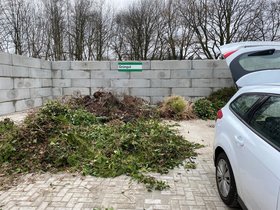 Ein Pkw liefert Grüngutabfälle auf der erweiterten Annahmestelle Langenweg im März 2021 ab. Foto: Stadt Oldenburg