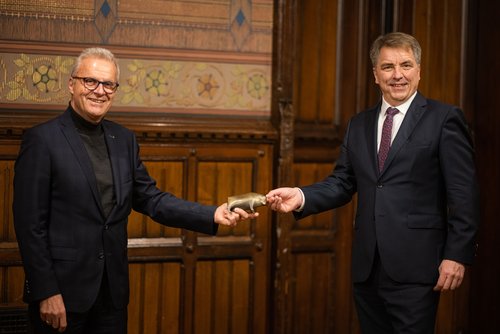Prof. Dr.-Ing. Wolfgang Nebel (links) nahm den „Oldenburger Bullen“ aus den Händen von Oberbürgermeister Jürgen Krogmann entgegen. Foto: Mohssen Assanimoghaddam