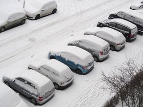 Schnee auf Autos. Foto: Rolf Handke/pixelio