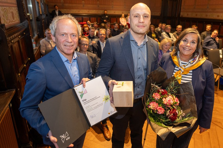 Übergabe des klip 26 in der Kategorie „mittlere Unternehmen" (von links): Ralph Wilken, Christian Bortz und Christine-Petra Schacht. Foto: Sascha Stüber