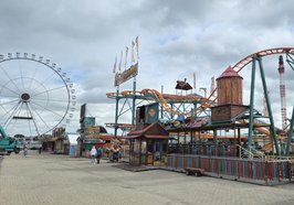 Der Aufbau von Achterbahn und Riesenrad auf dem Kramermarkt am 21. September 2025. Foto: Stadt Oldenburg