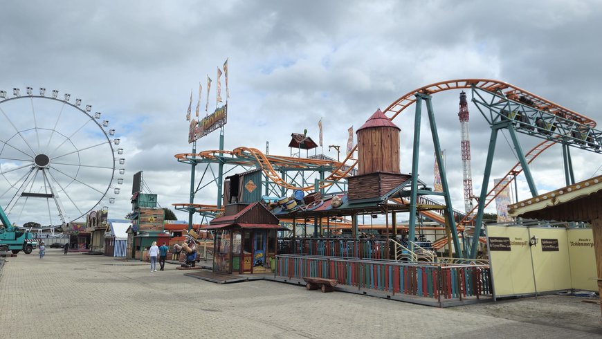 Der Aufbau von Achterbahn und Riesenrad auf dem Kramermarkt am 21. September 2025. Foto: Stadt Oldenburg