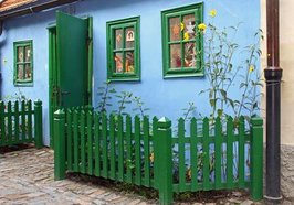 Ein Haus mit einer offenen Tür. Foto: Wolfgang Dirscherl/pixelio.de