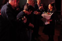 Langer Applaus für die Preisträgerin Güner Yasemin Balcı nach ihrer Dankesrede. Foto: Jörg Hemmen