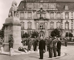 Oldenburg ist wieder Garnisonstadt - Kranzniederlegung am 91er-Ehrenmal auf dem Schlossplatz am 21. Juni 1958. Quelle: Stadtmuseum Oldenburg