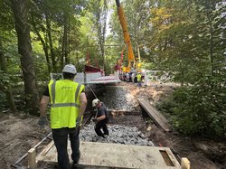 Maßarbeit war am 2. Juli gefragt, um Deutschlands erste Modulbrücke aus Carbonbeton zu montieren. Foto: Sascha Stüber Maßarbeit war am 2. Juli gefragt, um Deutschlands erste Modulbrücke aus Carbonbeton zu montieren. Foto: Sascha Stüber