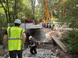 Maßarbeit war am 2. Juli gefragt, um Deutschlands erste Modulbrücke aus Carbonbeton zu montieren. Foto: Sascha Stüber  