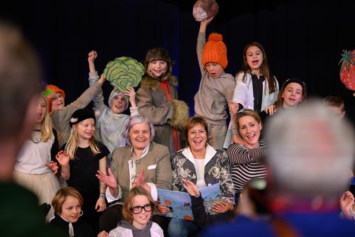 Schirmfrau Judith Rakers, Bürgermeisterin Christine Wolff, Universitätsvizepräsidentin Prof. Dr. Katharina Al-Shamery (Mitte, von rechts nach links) sowie Kinder der Seesternklasse der Grundschule Bürgeresch. Foto: Mohssen Assanimoghaddam Foto: Mohssen Assanimoghaddam