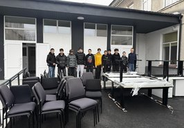 Schüler in der ukrainischen Stadt Scheptyzkyj (ehemals Chervonohrad) mit einigen Schreibtischen und Stühlen aus Oldenburg, die vor Ort in ihrer Schule genutzt werden. Foto: Scheptyzkyj