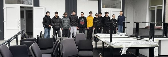Schüler in der ukrainischen Stadt Scheptyzkyj (ehemals Chervonohrad) mit einigen Schreibtischen und Stühlen aus Oldenburg, die vor Ort in ihrer Schule genutzt werden. Foto: Scheptyzkyj