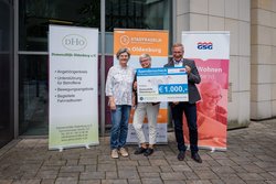 (von rechts): Stefan Könner, Geschäftsführer der GSG OLDENBURG überreichte den Scheck für das Erreichen des Etappenziels an Marlene Dirks, Vorständin, und Friedlinde Köhler, Beirätin, Demenzhilfe Oldenburg e.V. Foto: Stadt Oldenburg (von rechts): Stefan Könner, Geschäftsführer der GSG OLDENBURG Bau- und Wohngesellschaft mbH überreichte den Scheck für das Erreichen des Etappenziels an Marlene Dirks, Vorständin, und Friedlinde Köhler, Beirätin, vom Verein Demenzhilfe Oldenburg e.V. Foto: Stadt Oldenburg