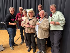 Die neu gewählten Vorstandsmitglieder der Seniorenvertretung gemeinsam mit Lena Haddenhorst (von links): Lena Haddenhorst, Karl Busdieker, Rita Giese, Renate Gerdes, Christian Siemer, Ute Puls und Swantje Harms. Foto: Stadt Oldenburg Die neu gewählten Vorstandsmitglieder der Seniorenvertretung gemeinsam mit Lena Haddenhorst von der Stadt Oldenburg (von links): Lena Haddenhorst, Karl Busdieker, Rita Giese, Renate Gerdes, Christian Siemer, Ute Puls und Swantje Harms. Foto: Stadt Oldenburg