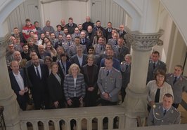 Bürgermeisterin Petra Averbeck (1. Reihe, 5. von links) hieß im Namen der Stadt eine Gruppe neu nach Oldenburg versetzter Bundeswehr-Angehöriger willkommen. Foto: Sascha Stüber