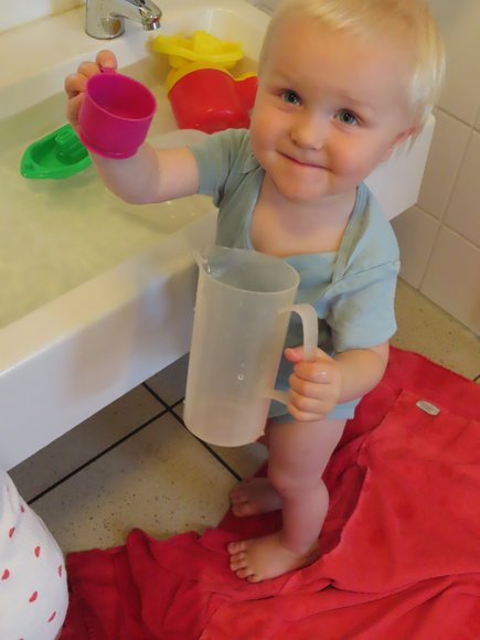 Stadt Oldenburg Ein Kleinkind spielt am Waschbecken. Foto: Stadt Oldenburg