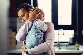 Mutter tröstet ihr weinendes baby.jpg