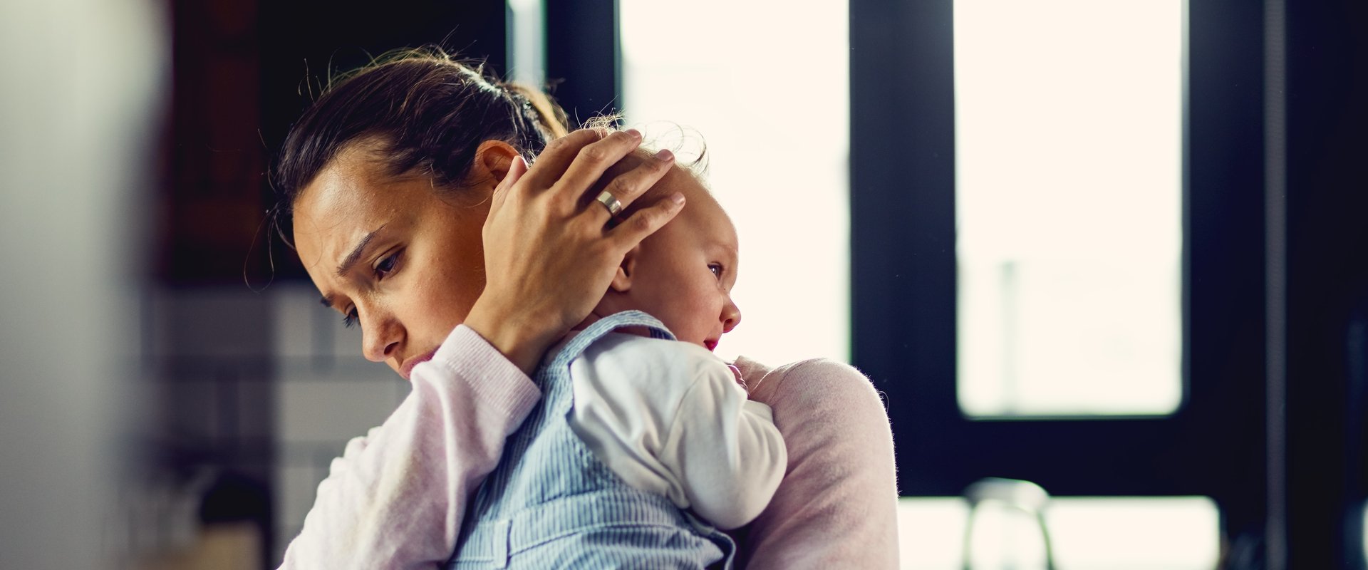Mutter tröstet ihr weinendes baby.jpg