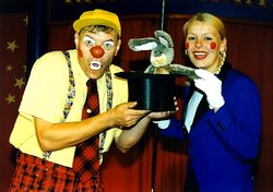 Ein Clown und eine Zauberin vom Zirkus Rämmi Dämmi. Foto: Zirkus Rämmi Dämmi