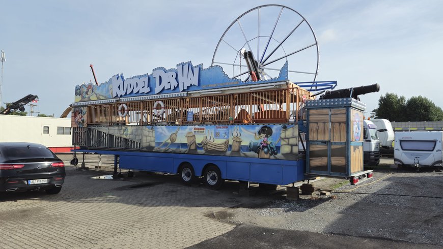 Der Aufbau der Kinderachterbahn „Kuddel der Hai“ auf dem Kramermarkt am 17. September 2025. Foto: Stadt Oldenburg