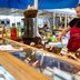 Vorschau: Mediterrane Spezialitäten mit Blumen im Hintergrund auf dem Wochenmarkt auf dem Rathausmarkt. Foto: Sascha Stüber