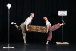 „Kira & Anders“ bringen beim 25. Oldenburger Kindermusikfestival erstmals Akrobatik auf die Bühne des Kulturzentrums PFL. Foto: Jörn Neumann „Kira & Anders“ bringen beim 25. Oldenburger Kindermusikfestival erstmals Akrobatik auf die Bühne des Kulturzentrums PFL. Foto: Jörn Neumann