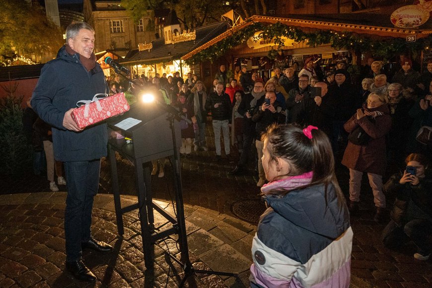 Oberbürgermeister Jürgen Krogmann und Lamberti-Engel Yana bei der Lamberti-Markt-Eröffnung 2022. Foto: Sascha Stüber