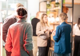 Gäste des Treffpunkt ErfOLgsstarter im Gespräch. Foto: Bonnie Bartusch