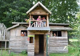 Kinder in einer Hütte auf dem Abenteuerspielplatz. Foto: Stadt Oldenburg