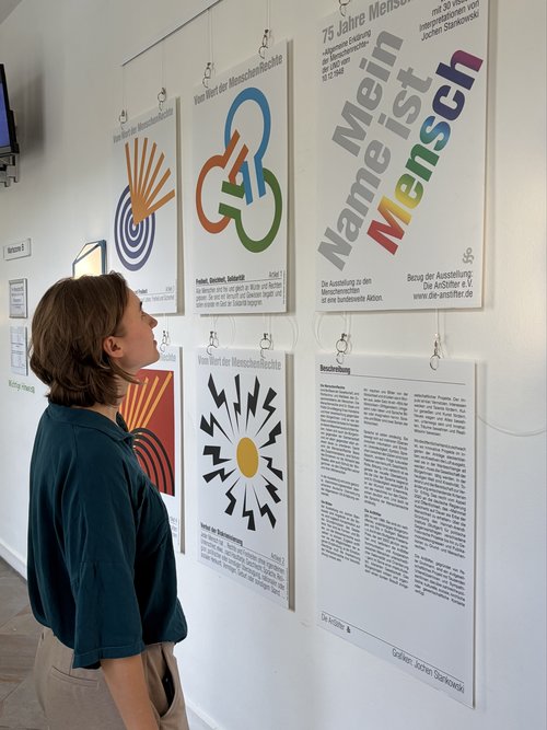 Die Ausstellung „Mein Name ist MENSCH“ zeigt 30 visuelle Interpretationen der UN-Menschenrechte von Jochen Stankowski. Foto: Stadt Oldenburg Die Ausstellung „Mein Name ist MENSCH“ zeigt 30 visuelle Interpretationen der UN-Menschenrechte von Jochen Stankowski. Foto: Stadt Oldenburg