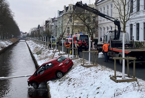 Dank des mutigen und beherzten Einsatzes eines Augenzeugen konnte der Insasse dieses Fahrzeugs, das Anfang Februar infolge eines Verkehrsunfalls in die Haaren gefahren war, gerettet werden. Foto: Stadt Oldenburg Foto: Stadt Oldenburg