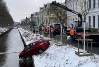 Dank des mutigen und beherzten Einsatzes eines Augenzeugen konnte der Insasse dieses Fahrzeugs, das Anfang Februar infolge eines Verkehrsunfalls in die Haaren gefahren war, gerettet werden. Foto: Stadt Oldenburg Foto: Stadt Oldenburg