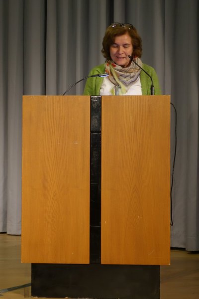Frau Christiane Cordes, Leiterin des Amtes für Kultur und Sport, begrüßt das Publikum. Foto: Stadt Oldenburg.